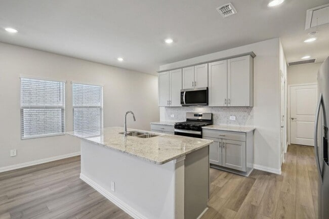 Photo - 115 Greenbriar Dr