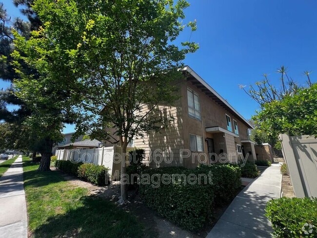 Building Photo - 13525 3/4-13524 Village Dr Rental