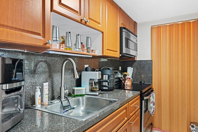 1 BR, 1 BA - 544SF - Kitchen - 909 NW 5th St