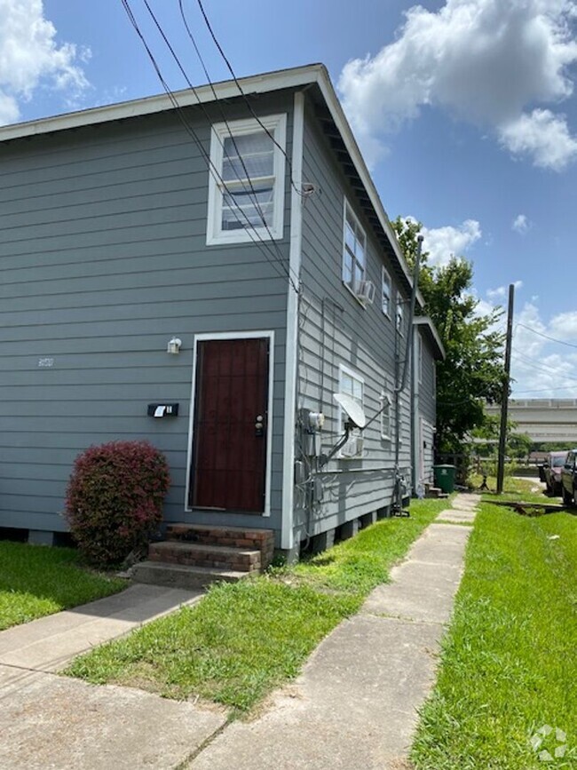 Building Photo - NICE 2 BEDROOM 1 BATH DUPLEX Rental