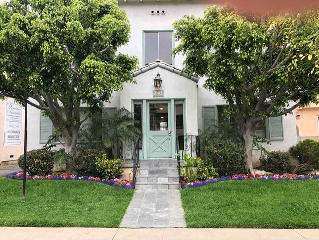 Building Photo - 240 S Reeves Dr Rental