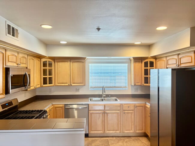 Building Photo - 6033 Eleanor Ave Rental