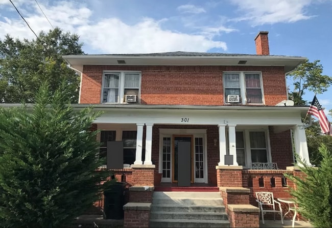 Building Photo - 301 E Umstead St Rental
