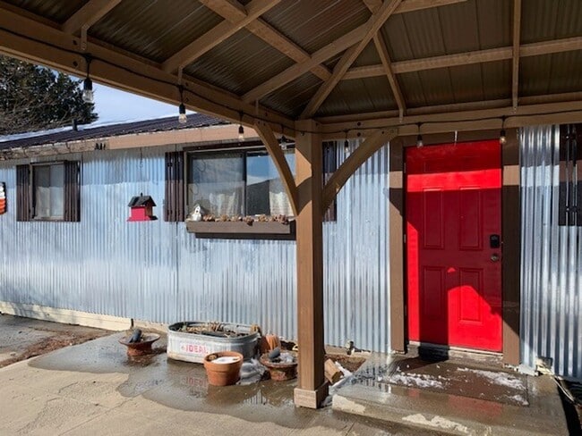 Building Photo - Country House