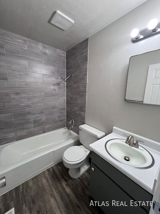 Photo - 4414 N Chestnut St Unit 4