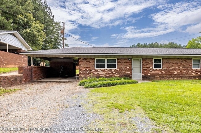 Building Photo - 219 Roslyn Rd