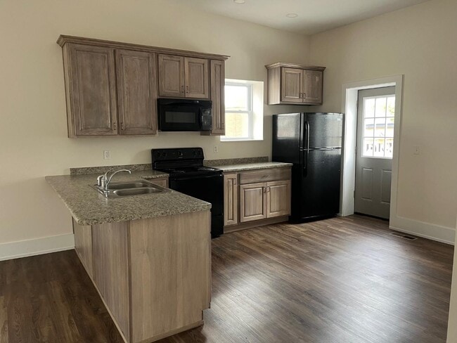 Photo - 206 N Main St