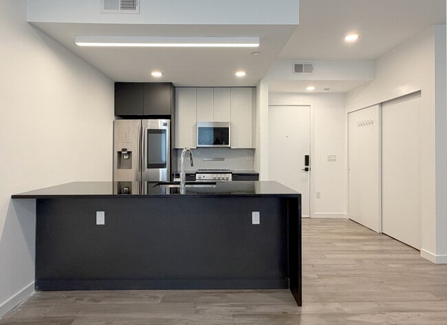 Building Photo - 1501 N 31st St Unit 202