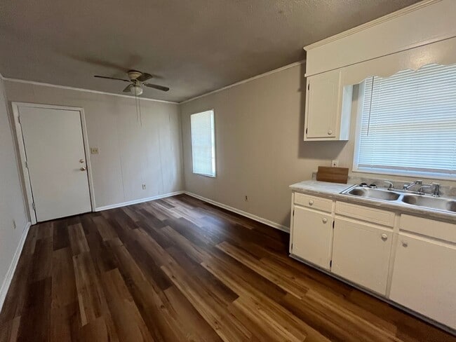 Photo - 903 Jamestown Dr