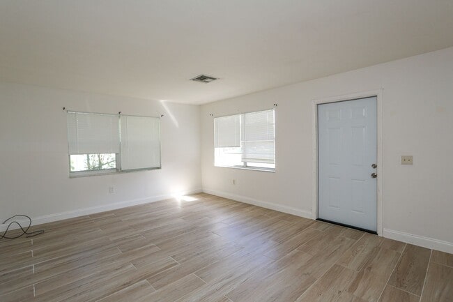 Photo - 1095 San Remo Ave