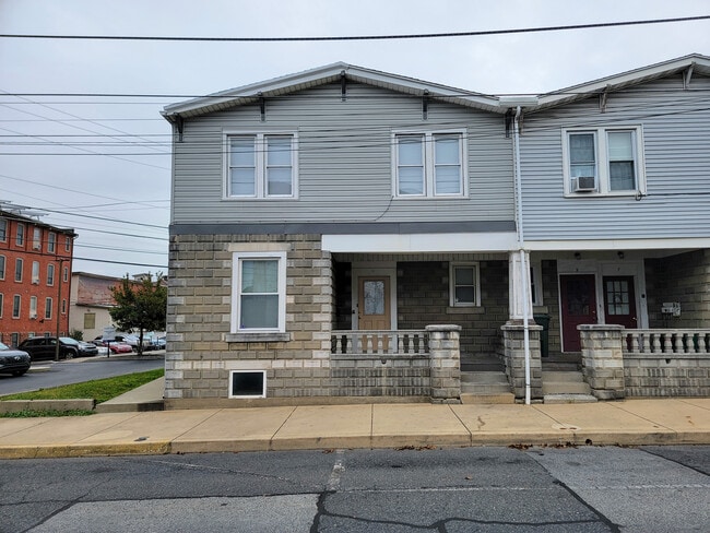 Building Photo - 11 W Franklin St Rental