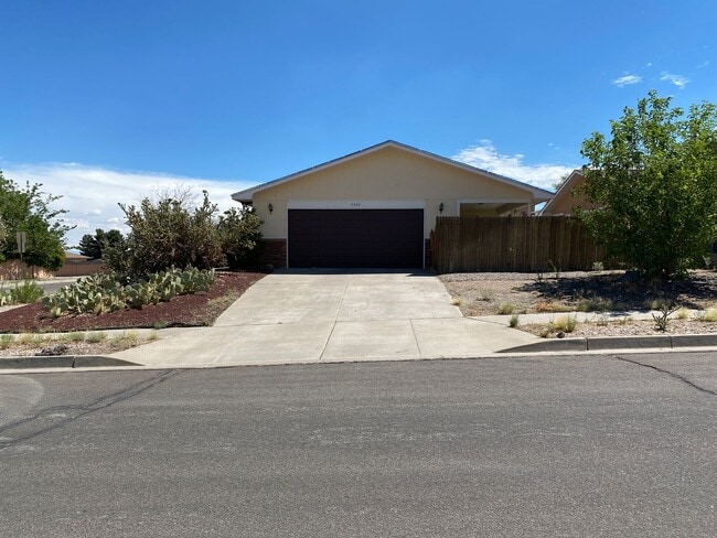 Photo - Cozy 3 bedroom 2 bathroom Home Located in ...