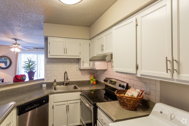 2BR, 2BA - McKenzie - 972 SF