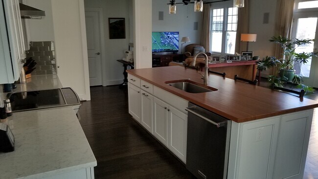 Photo - 505-101 John Haywood Way