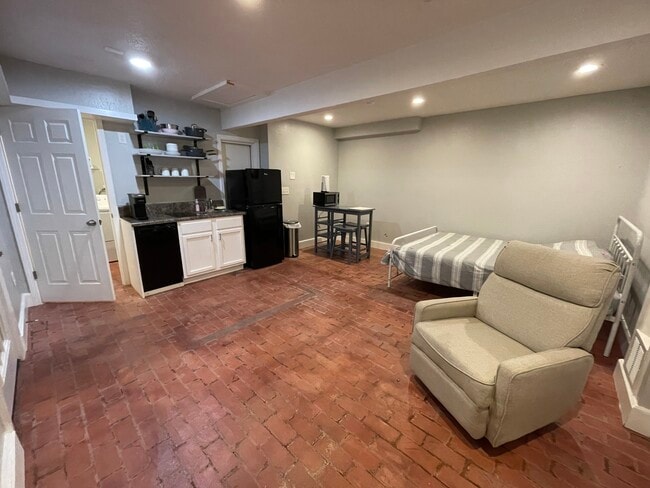 Building Photo - 15837 US-98 Unit Studio 1