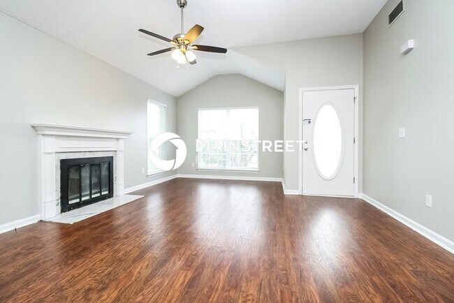 Photo - 3 Bedroom Pet-Friendly Home in La Vergne, TN with Main Street Renewal