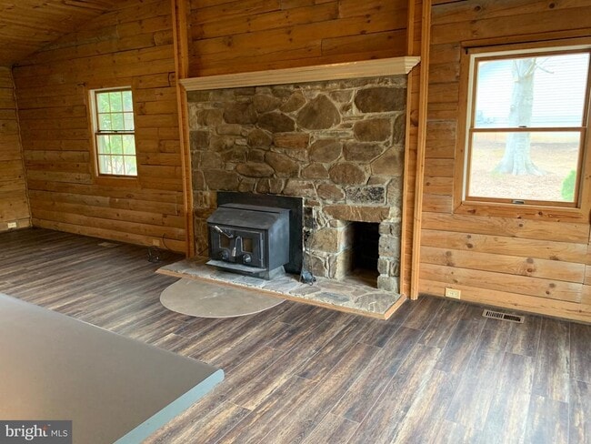 Building Photo - 7 Glade Dr