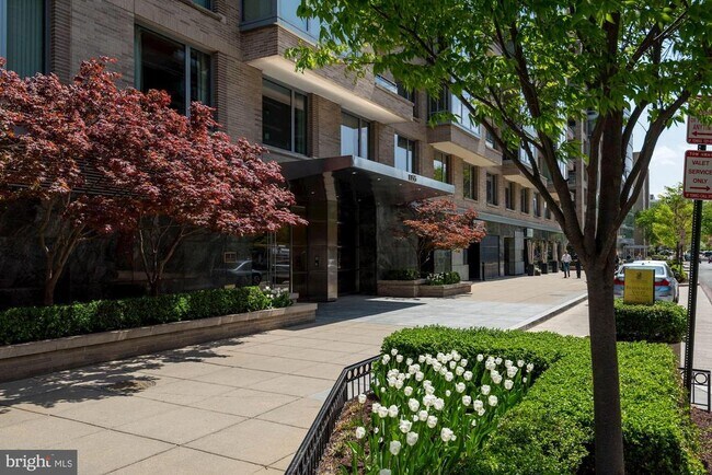 Building Photo - 1155 23rd St NW Unit 8L