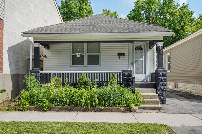 Building Photo - Cute 2 bedroom detached in up and coming SOHO – $1,999/Month + Utilities | Available July 1st