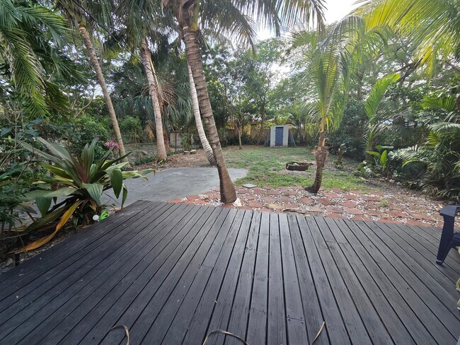 Photo - 898 NE 40th St