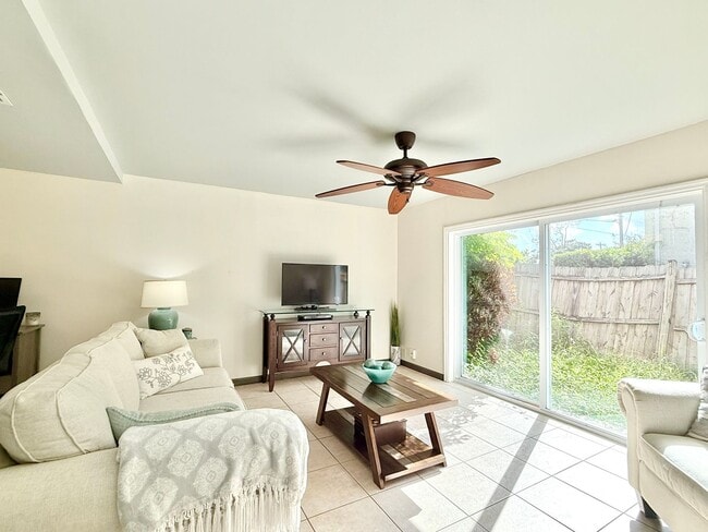 Building Photo - Effortless & comfortable 2Beds/1.5Bath tow... Rental