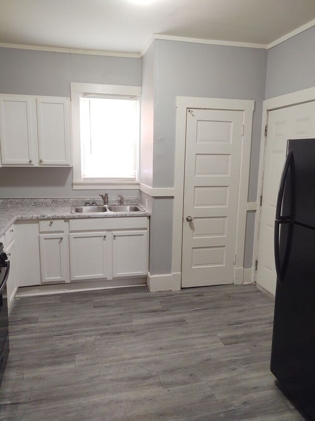 Photo - SW 201/203  E Locust Unit SW 201 E Locust St