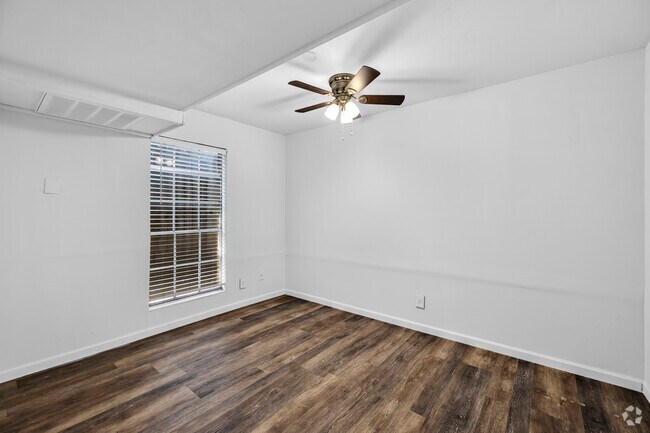 2br, 1ba - 705sqft Primary Bedroom