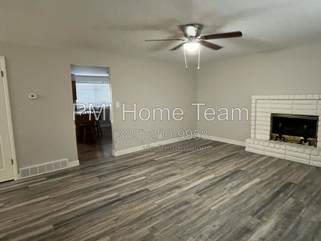 Photo - 215 Cobblecreek Rd