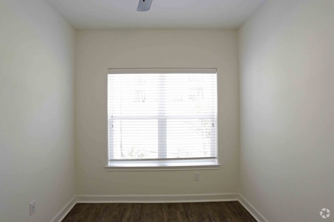 1BR,1BA W/DEN - 828SF - DEN