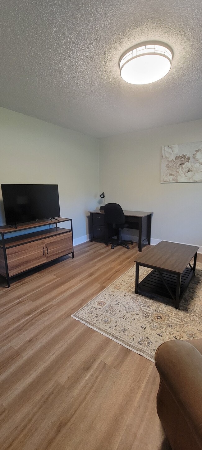 Photo - 405 Blyth Rd