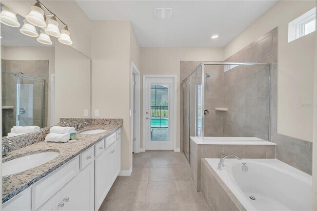 Photo - 7196 Oakmoss Loop