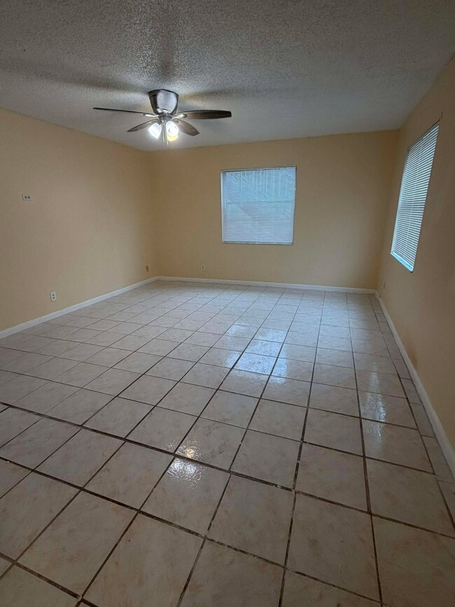 Photo - 501 W 1st St