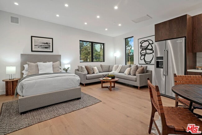 Building Photo - 2352 Riverside Dr