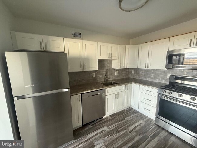 Building Photo - 5225 Pooks Hill Rd Unit 1625S