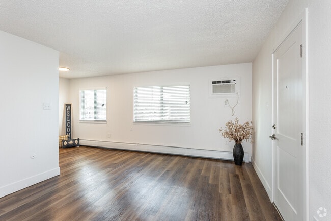 2BR, 1BA - 850SF - Dining Room - Overlook at Thornton