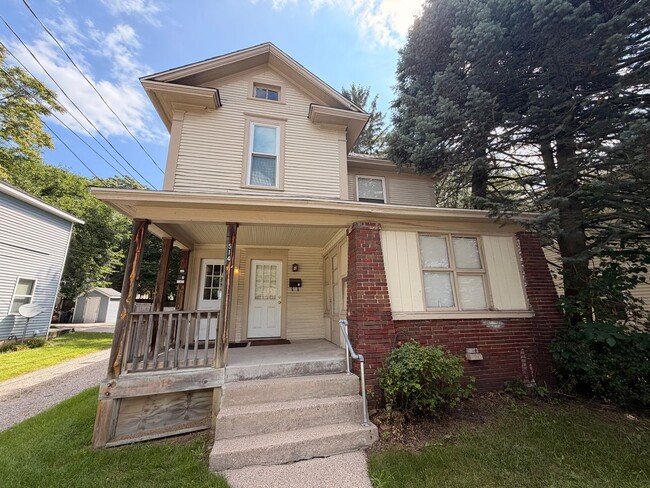 Building Photo - 514 Fuller Ave SE Unit 514 Fuller Ave SE - 2