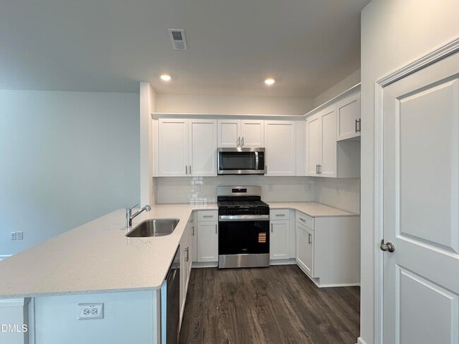 Photo - 413 Belgian Red Wy