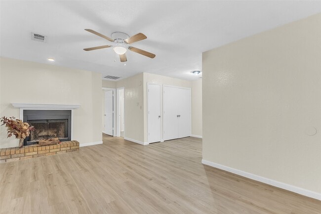 Building Photo - 209 W Trinity St Unit D