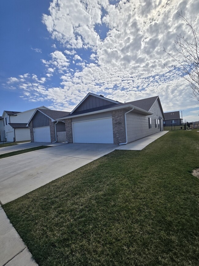 Building Photo - 12195 Fennec