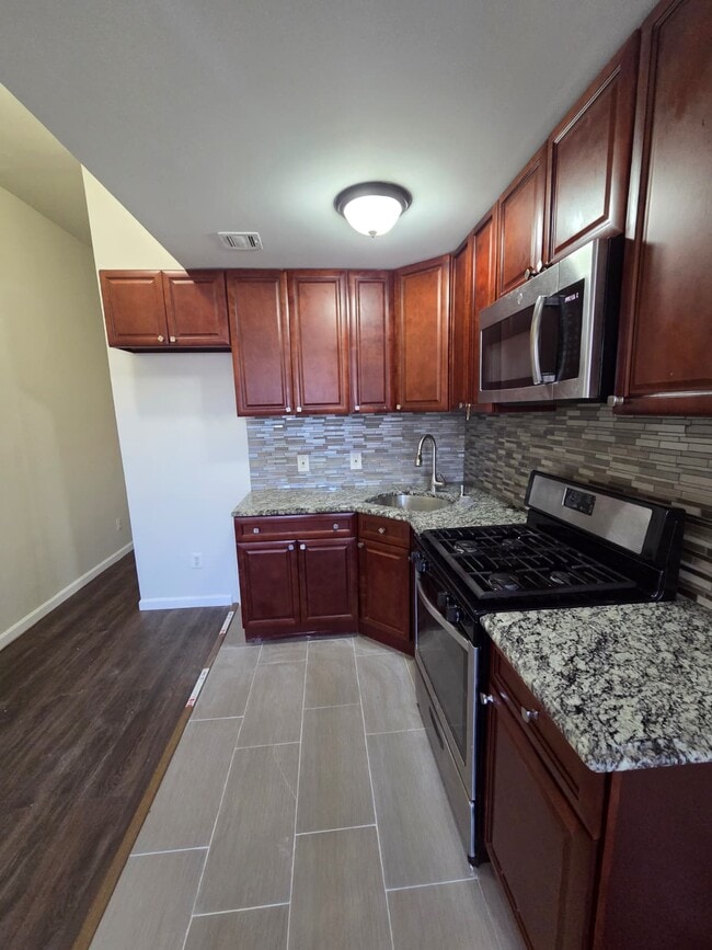 Kitchen - 167 Danforth Ave Unit 2