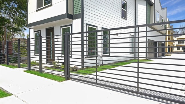 Building Photo - 1313 Knight St