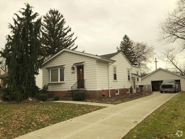 Building Photo - Spacious 2 bedroom house with fenced yard