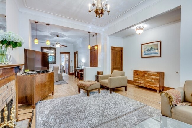 Building Photo - 921 W Newport Ave Unit J02P