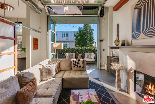 Building Photo - 1152 N La Cienega Blvd Unit 201