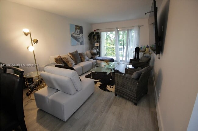 Building Photo - 3002 NE 5th Terrace Unit 210-B