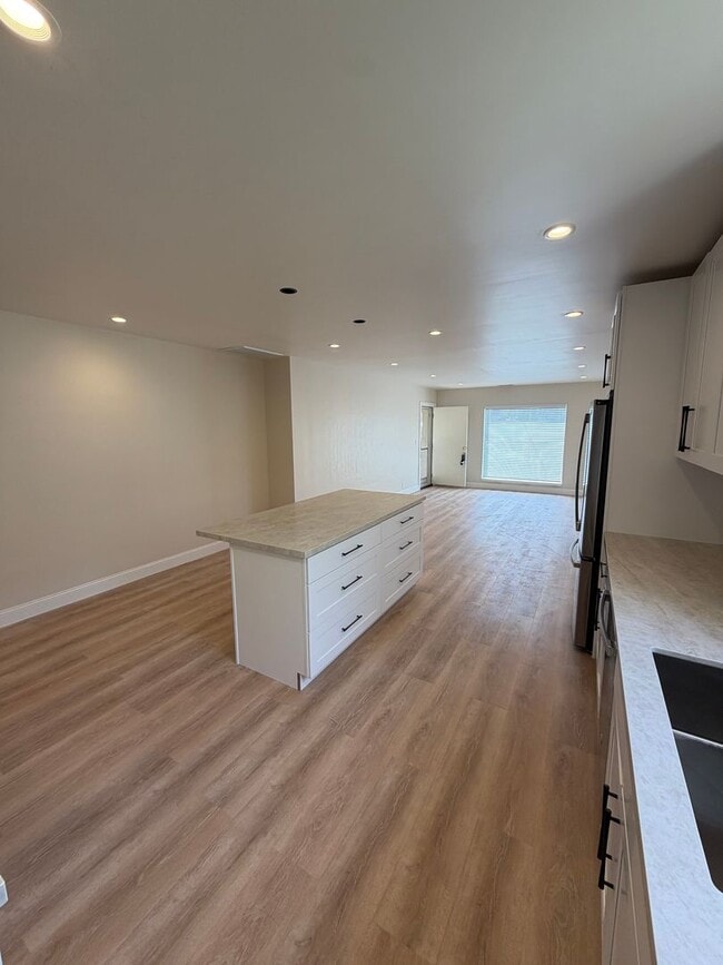 Photo - 506-510 N Claremont Unit 508