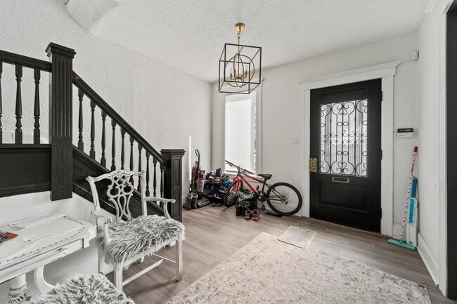 Photo - 560 Chatham St W