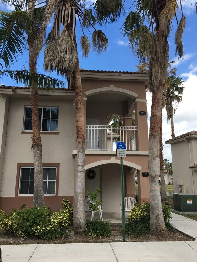 Building Photo - 1261 SE 27th St Unit 206