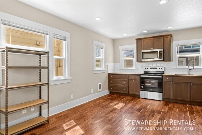 Photo - 2024 Emerald St Unit 6