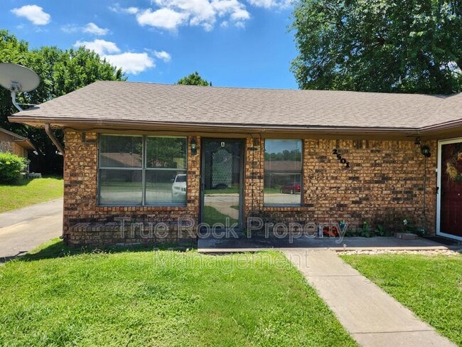 Photo - 2501 Oakhurst Dr